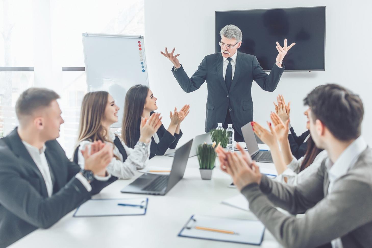 Emprendedores trabajando en validación de startup
